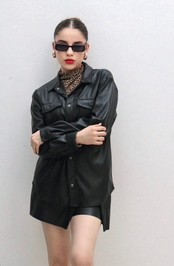 Camisa de Vinipiel Negra